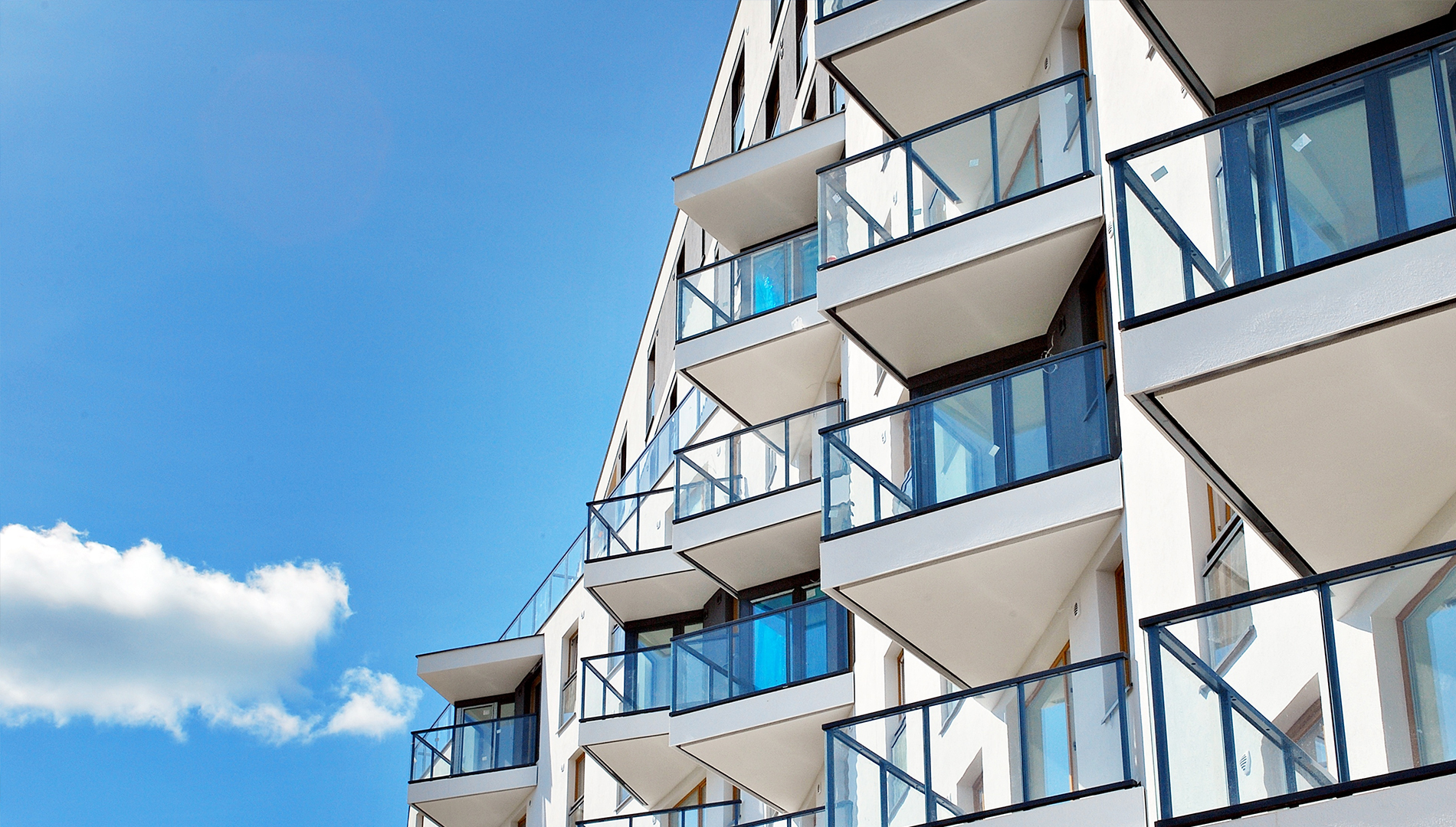 Modern bostadsfastighet med balkonger